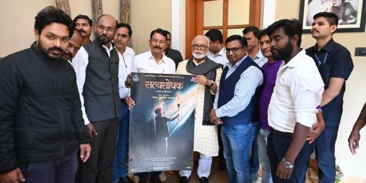 छगन भुजबळ यांच्या हस्ते क्रांतिसूर्य महात्मा जोतीराव फुले यांच्या जीवनावर आधारित “सत्यशोधक” चित्रपटाच्या पोस्टरचे अनावरण