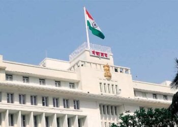 राज्यातील 11 महसूल अधिकारी निलंबत