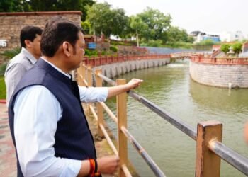 देवेंद्र फडणवीसांकडून नागपुरातील अंबाझरी तलावाची पाहणी.