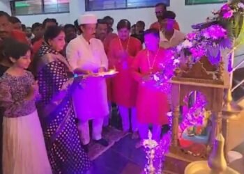 बारामतीत ‘गणेश फेस्टिव्हल’चं अजित पवारांच्या हस्ते उद्घाटन, सपत्नीक बाप्पाच्या चरणी नतमस्तक !