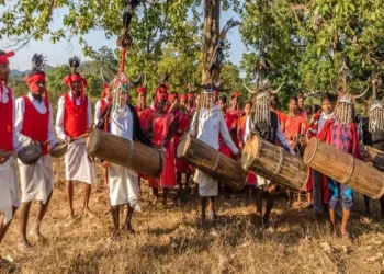 कुलगुरूंनी आदिवासी गावांमध्ये जाऊन आदिवासींच्या समस्या जाणून घ्याव्यात – राज्यपाल