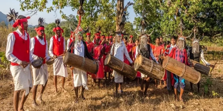 कुलगुरूंनी आदिवासी गावांमध्ये जाऊन आदिवासींच्या समस्या जाणून घ्याव्यात – राज्यपाल