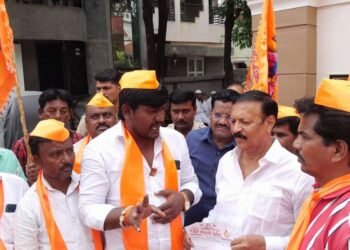 सोलापूर : संभाजी ब्रिगेडची आ. देशमुख यांच्या घरासमोर निदर्शने