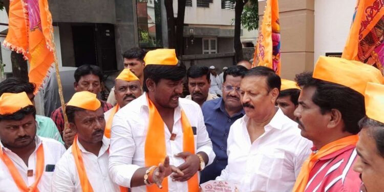 सोलापूर : संभाजी ब्रिगेडची आ. देशमुख यांच्या घरासमोर निदर्शने