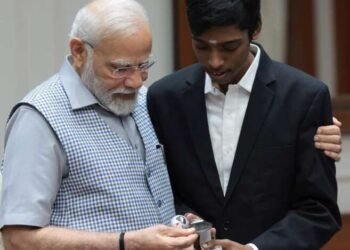 पंतप्रधान नरेंद्र मोदींनी घेतली ग्रँडमास्टर प्रज्ञानंद ची सहपरिवार भेट….