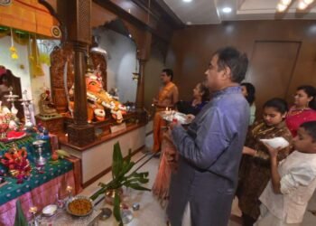 नितीन गडकरी यांच्या नागपूर येथील निवास स्थानातील गणपती पहा ….