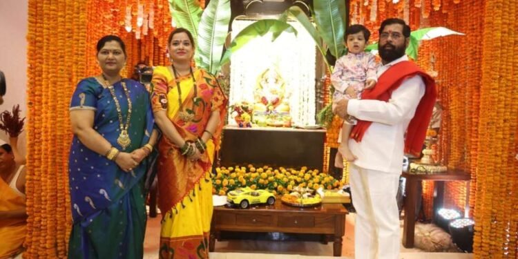 मुख्यमंत्री एकनाथ शिंदे यांच्या वर्षा निवासस्थानी श्रीगणेश प्रतिष्ठापना….