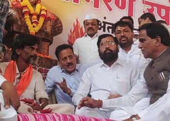 मुख्यमंत्र्यांनी जरांगे पाटलांच्या बाजूला बसून सांगितली पत्रकार परिषदेपूर्वीच्या व्हायरल व्हिडिओ मागची गोष्ट….