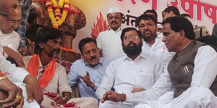 मुख्यमंत्र्यांनी जरांगे पाटलांच्या बाजूला बसून सांगितली पत्रकार परिषदेपूर्वीच्या व्हायरल व्हिडिओ मागची गोष्ट….