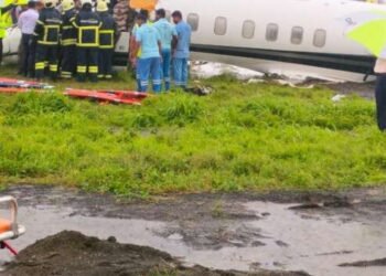 मुंबई विमानतळावर खासगी विमान कोसळलं, खराब हवामानामुळे अपघात…..