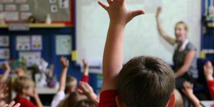 तीन वर्षांच्या बालकांना प्री-स्कूलमध्ये पाठवणे बेकायदेशीर – हायकोर्ट