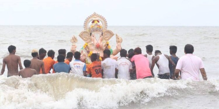 पालघरमध्ये विसर्जनादरम्यान बुडून तिघांचा मृत्यू, दोन परप्रांतीयांचाही समावेश