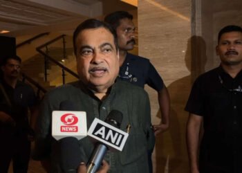 नितीन गडकरी चेन्नईत पत्रकारांशी संवाद साधला.