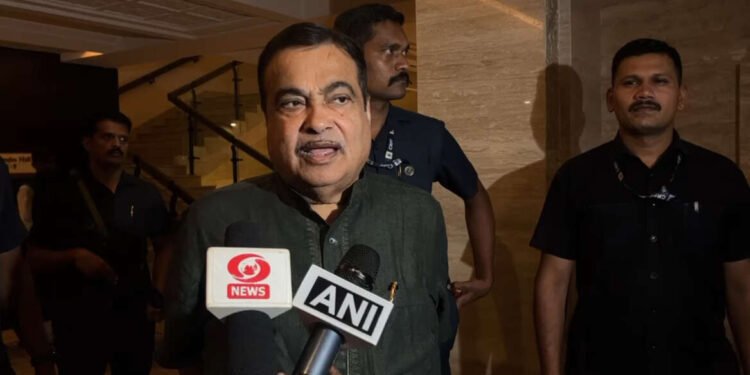 नितीन गडकरी चेन्नईत पत्रकारांशी संवाद साधला.