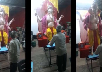 गणेशाची मूर्ती पायाला स्पर्श होताच मूर्ती उभी राहते…..