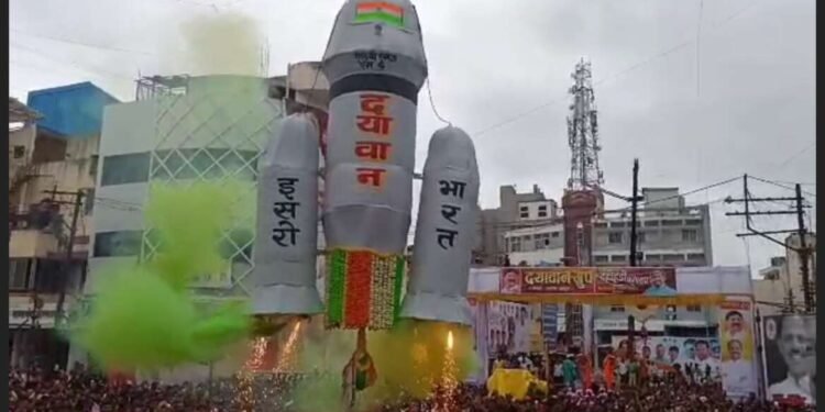 चंद्रयान दहीहंडी प्रतिकृतीने लक्ष घेतले वेधून : दयावान संस्थेचा अनोखा उपक्रम