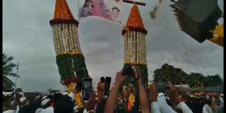 माजी मंत्री पंकजा मुंडेंचे जोरदार स्वागत : हलग्यांच्या निनादात क्रेनने घातला भलामोठा पुष्पहार
