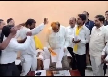 विखे पाटलांच्या अंगावर भंडारा उधळला, धनगर समाजाच्या आरक्षणावरुन कार्यकर्ता आक्रमक, पोलिसांनी घेतलं ताब्यात!