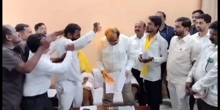 विखे पाटलांच्या अंगावर भंडारा उधळला, धनगर समाजाच्या आरक्षणावरुन कार्यकर्ता आक्रमक, पोलिसांनी घेतलं ताब्यात!