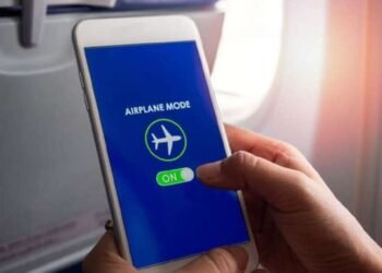 विमानात Airplane Mode ऑन करणे का गरजेचं आहे? कारण वाचून थक्क व्हाल