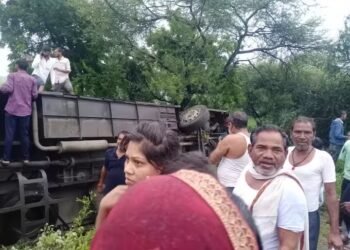 चालकाला झोप आल्याने बसवरील नियंत्रण सुटलं, बुलढाण्यातील अपघातात 7 ते 8 प्रवासी जखमी….