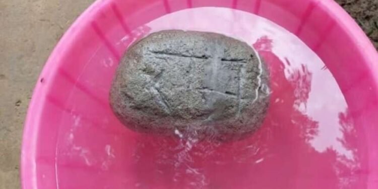 राम लिहिलेला ४ किलोचा दगड नदीत तरंगताना दिसला; पाहायला पंचक्रोशी लोटली; सत्य काय निघालं?