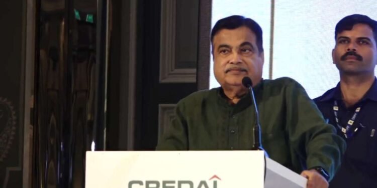 क्रेडाई पुणे मेट्रो असोसिएशन, पुणे च्या 40 व्या वार्षिक सर्वसाधारण सभेला संबोधित करताना