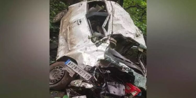 भरधाव अर्टिगा २०० फूट दरीत कोसळली, चिखलदऱ्यात भीषण अपघात; चौघांचा जागीच अंत