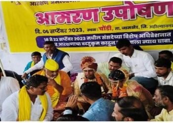 बोहल्यावरून उतरले अन् उपोषणाच्या मंडपात गेले, आरक्षणासाठी नवरा बायको मैदानात