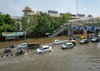 गुजरात : मुसळधार पावसामुळे अनेक गाड्या रद्द