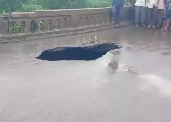 धुळे नंदुरबार जिल्ह्याला जोडणारा सारंगखेडा पूल मध्येच तुटला, वाहतूक विस्कळीत