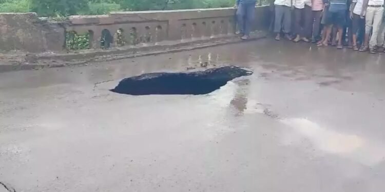धुळे नंदुरबार जिल्ह्याला जोडणारा सारंगखेडा पूल मध्येच तुटला, वाहतूक विस्कळीत