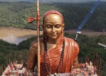 मुख्यमंत्री शिवराज सिंह चौहान यांच्या हस्ते आदी शंकराचार्यंच्या यांच्या १०८ फूट उंच अशा भव्यदीव्य पुतळ्याचे अनावरण