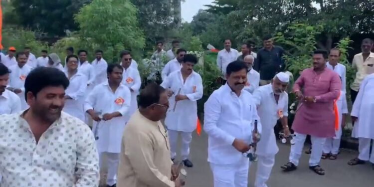 सोलापुरात काँग्रेस -भाजप -राष्ट्रवादीच्या नेत्यांचा रंगला एकत्रित लेझीम डाव