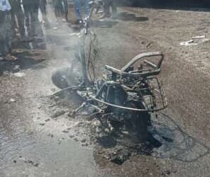 चालत्या इलेट्रिक स्कुटिला अचानक आग आठवड्यात रामलाल चौक नंतर नीलम नगर रोडवर दुसऱ्यांदा घटना….