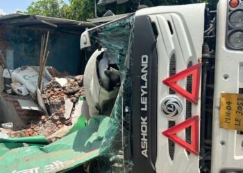 सिमेंट वाहतुक करणारा बल्कर पलटी ! चारजण चिरडून ठार !