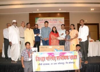 सोलापूर : बालाजी अमाईन्सकडून विविध शाळांना शालेय साहित्यांचे वाटप