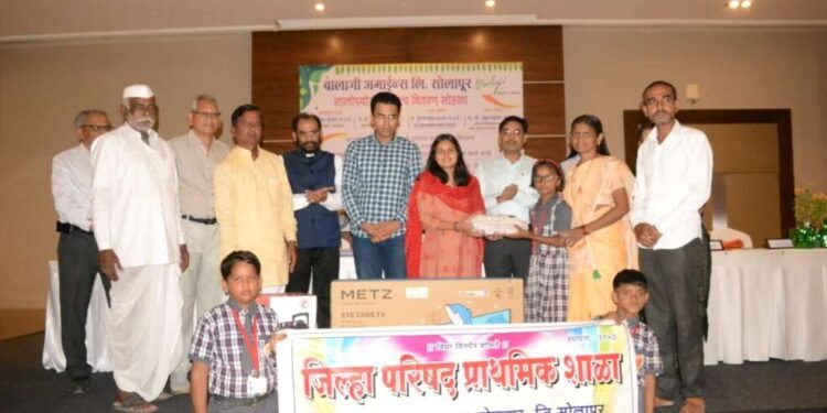 सोलापूर : बालाजी अमाईन्सकडून विविध शाळांना शालेय साहित्यांचे वाटप
