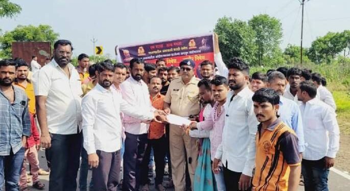 शासनचा निषेध करीत सोलापूर-बार्शी महामार्ग दोन तास रोखला