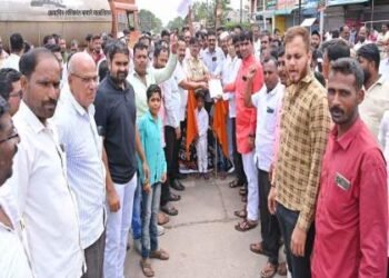 माळशिरस बंद ठेवून प्रमुख चौकात रास्ता रोको; शहरातील सर्व बाजारपेठा बंद