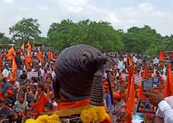 लाठीचार्जच्या निषेधार्थ करमाळ्यात मोर्चा, सरकारला बांगड्यांचा आहेर