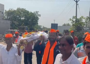 मराठा आरक्षणाला विरोध करणाऱ्या नारायण राणे आणि गुणरत्न सदावर्ते यांच्या विरोधात अंत्ययात्रा काढून निषेध नोंदवला