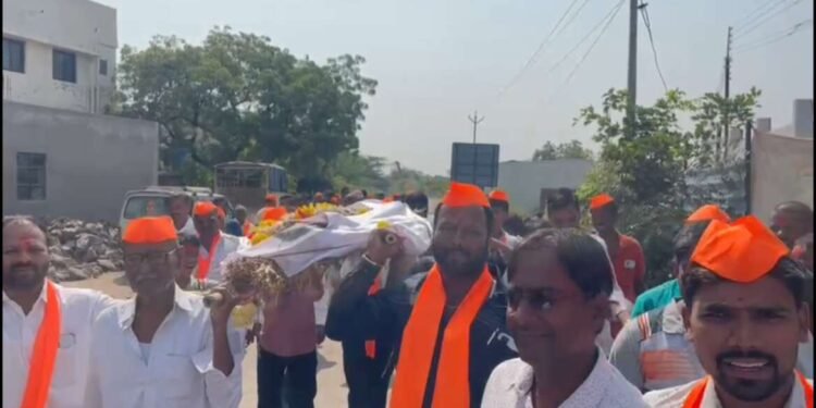 मराठा आरक्षणाला विरोध करणाऱ्या नारायण राणे आणि गुणरत्न सदावर्ते यांच्या विरोधात अंत्ययात्रा काढून निषेध नोंदवला