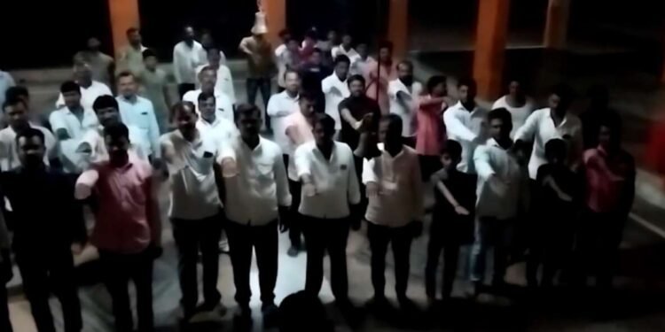 जालन्यातील भांबेरीच्या ग्रामस्थांनी घेतली गाव बंदीची शपथ, मराठा आरक्षण मिळेपर्यंत नेत्यांना नो एन्ट्री