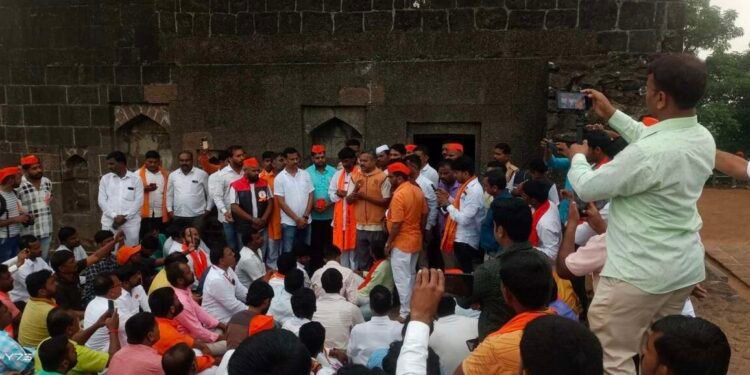 मनोज जरांगे पाटील शिवनेरीवर; शिवराय अन् शिवाई देवी चरणी नतमस्तक होऊन खेडच्या सभेसाठी रवाना