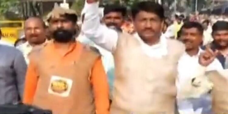 मुख्यमंत्री निवासस्थानी पोहोचण्याआधीच मराठा क्रांती मोर्चा रोखला