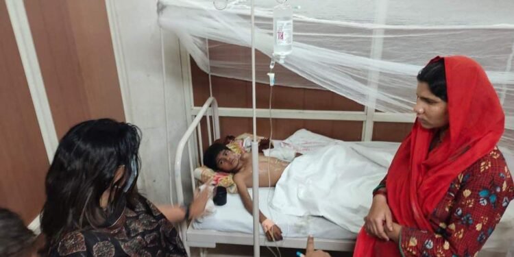 तावरजा कॉलनीतील गॅस स्फ़ोटात जखमींची लातूर जिल्हाधिकाऱ्यांनी घेतली भेट