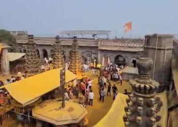 दीड महिन्यापासून बंद असलेला जेजुरी मंदिराचा गाभारा खुला, दर्शनासाठी भक्तांची गर्दी