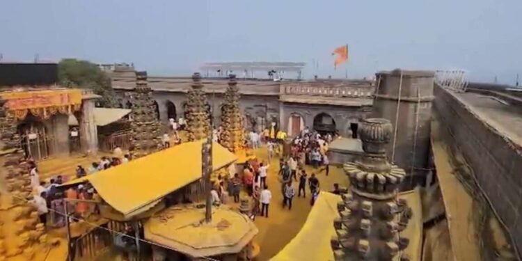 दीड महिन्यापासून बंद असलेला जेजुरी मंदिराचा गाभारा खुला, दर्शनासाठी भक्तांची गर्दी