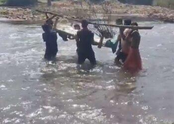 अंत्यसंस्कारासाठी नदी पार करत खाटेवरुन मृतदेह नेण्याची वेळ, गडचिरोलीतील मन हेलावणारा व्हिडिओ